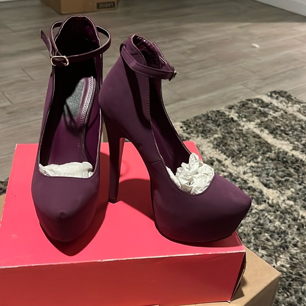 Style is Maniac-12. Box included. 6 inch heel height.
